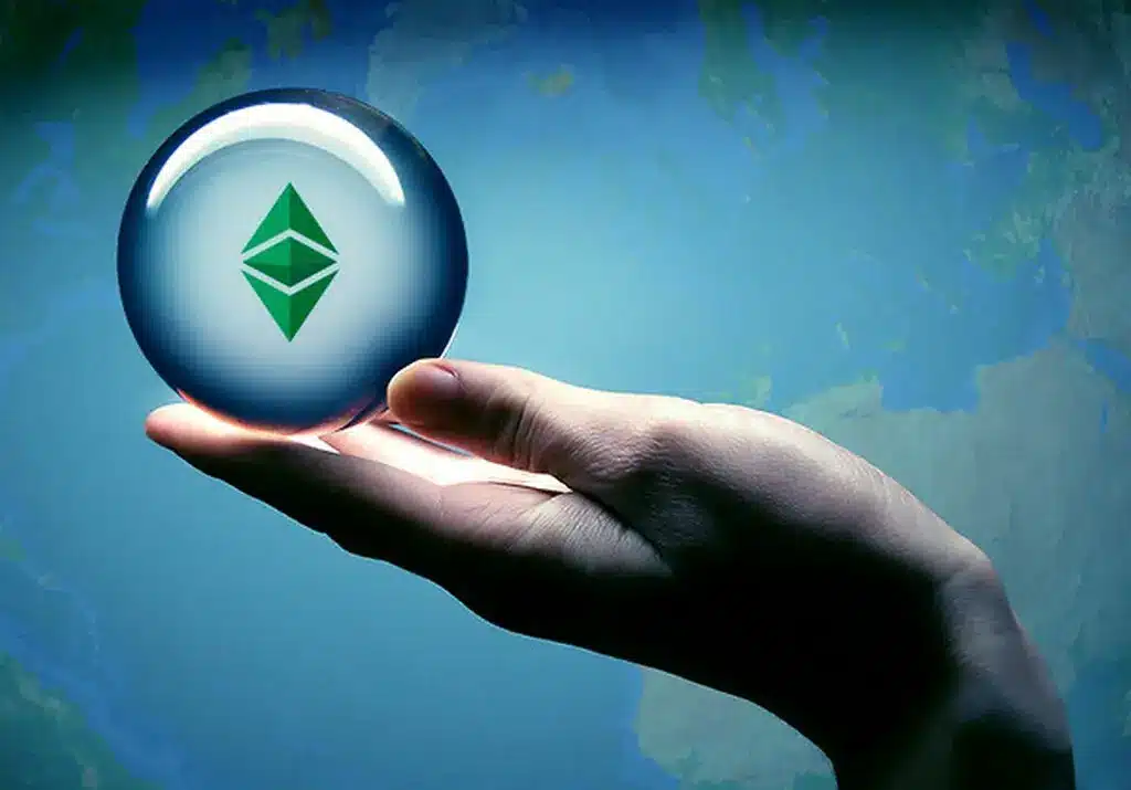 Eine Hand hält eine gläserne Kugel mit dem Ethereum-Logo vor einem Weltkarten-Hintergrund.