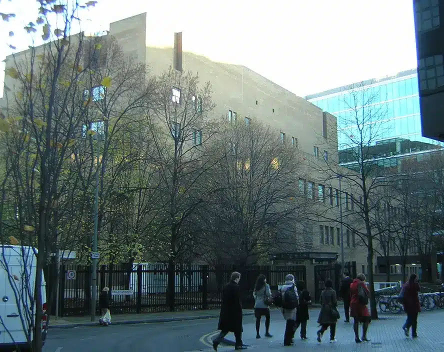 Außenansicht des Southwark Crown Court Gebäudes in London mit Passanten im Vordergrund.