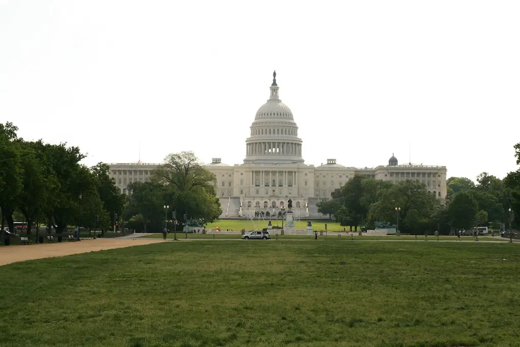 Das Kapitol der Vereinigten Staaten in Washington, D.C. mit seiner markanten weißen Kuppel und grünen Rasenflächen.