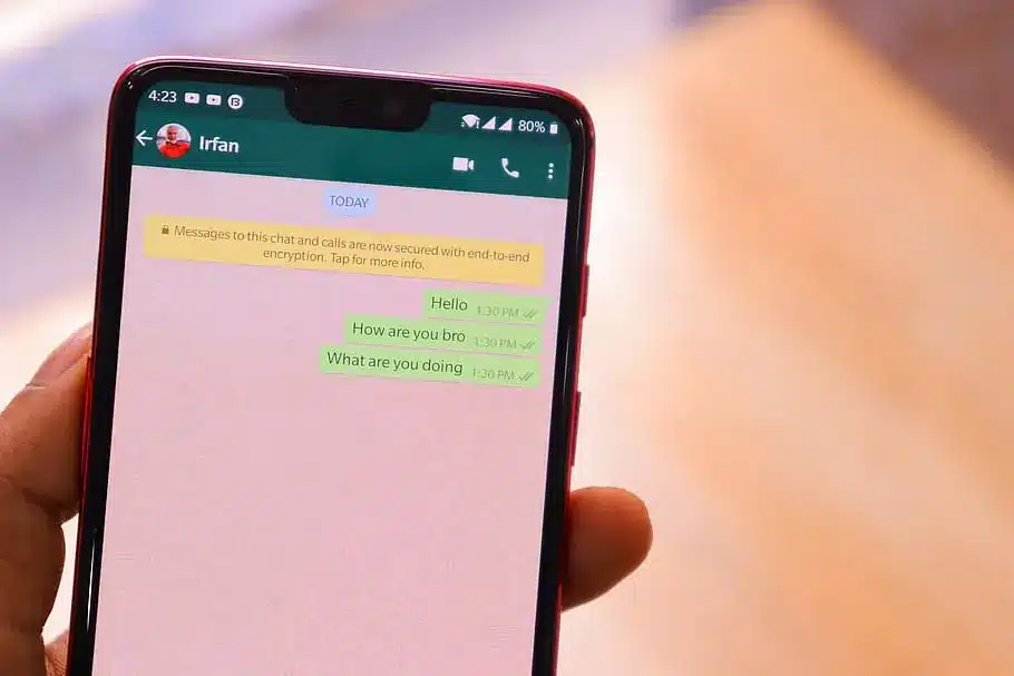 Ein Smartphone zeigt die Benutzeroberfläche der WhatsApp-Messaging-App mit einem Chatverlauf.